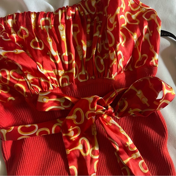 Bebe bow HALTER TOP • red with gold chain effect print• size M• - Picture 5 of 8